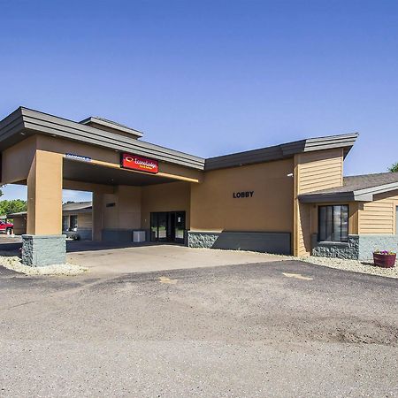 Econo Lodge Inn & Suites Меномони Экстерьер фото