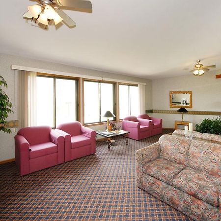 Econo Lodge Inn & Suites Меномони Интерьер фото