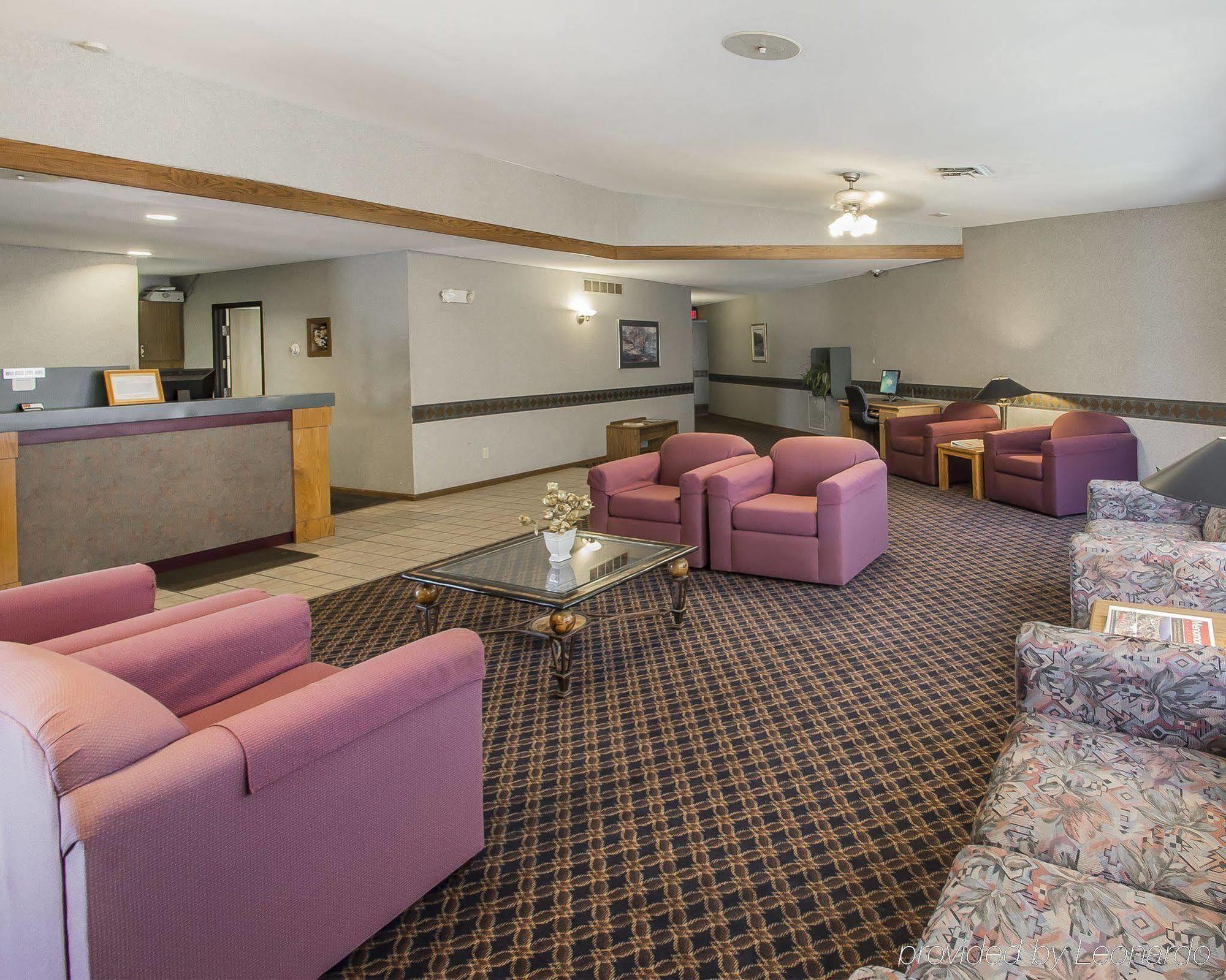 Econo Lodge Inn & Suites Меномони Экстерьер фото