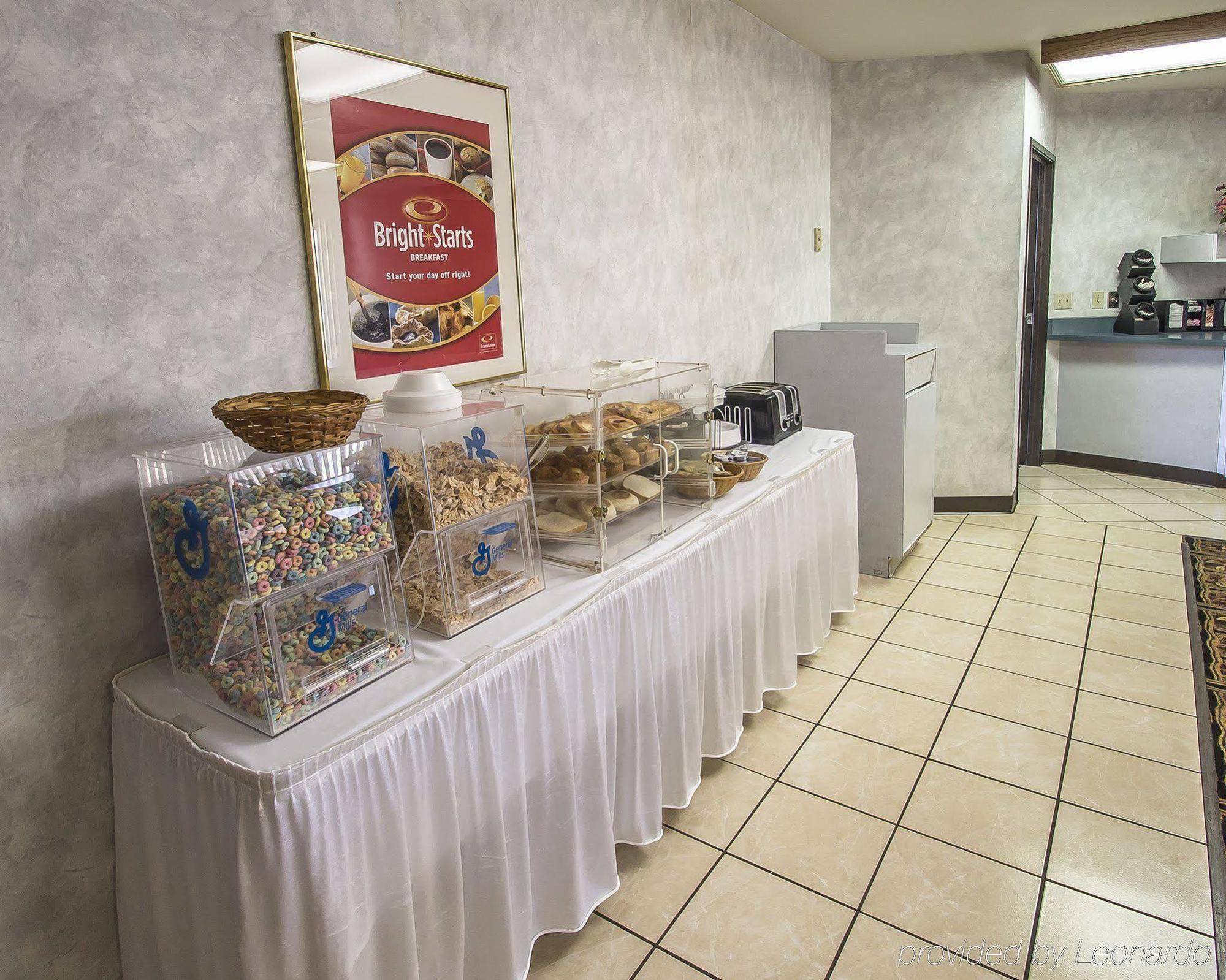 Econo Lodge Inn & Suites Меномони Экстерьер фото