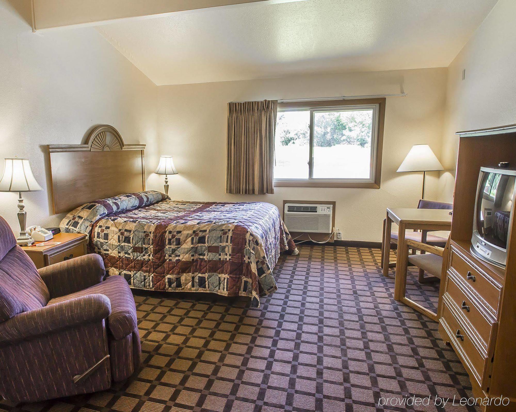Econo Lodge Inn & Suites Меномони Экстерьер фото