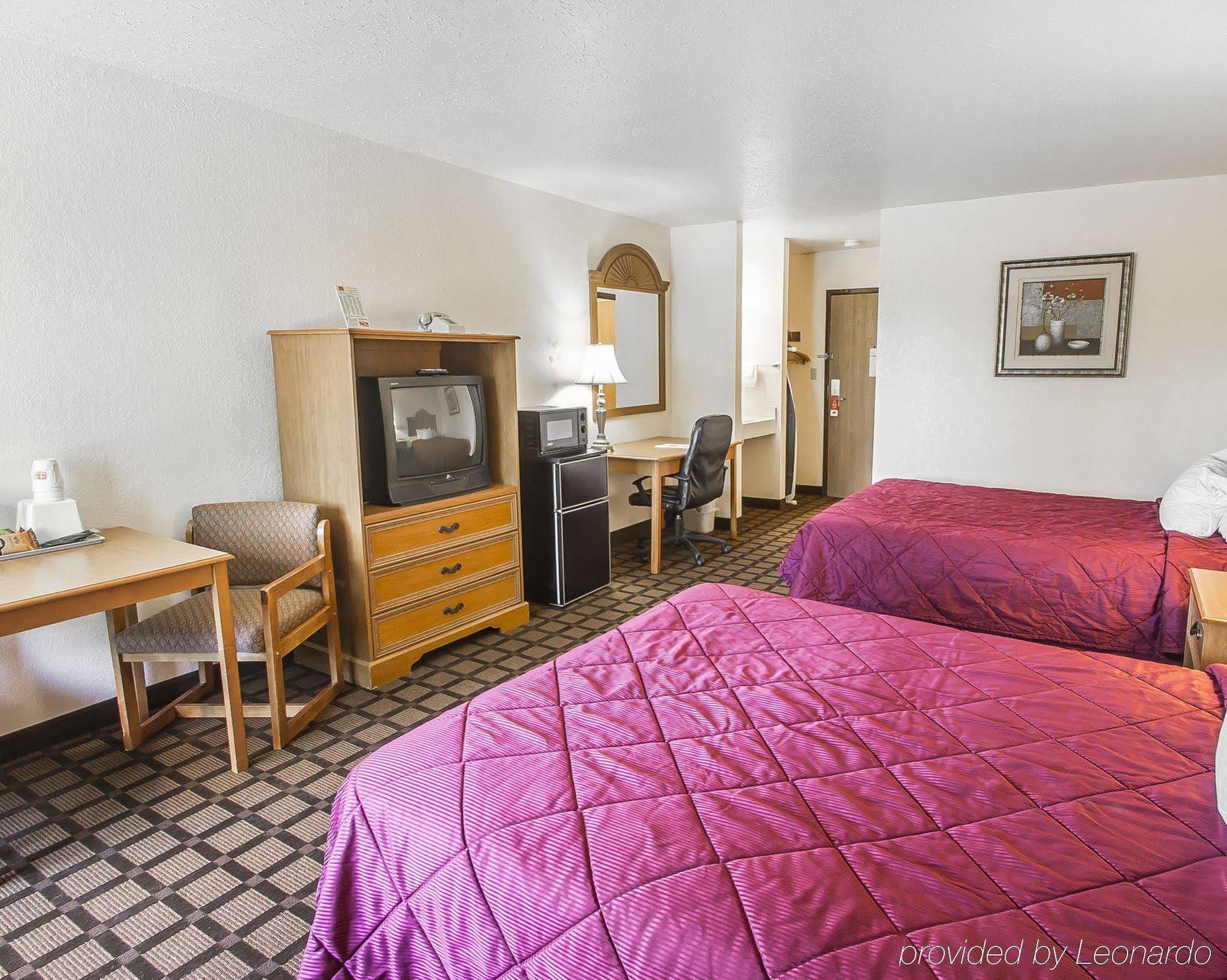 Econo Lodge Inn & Suites Меномони Экстерьер фото