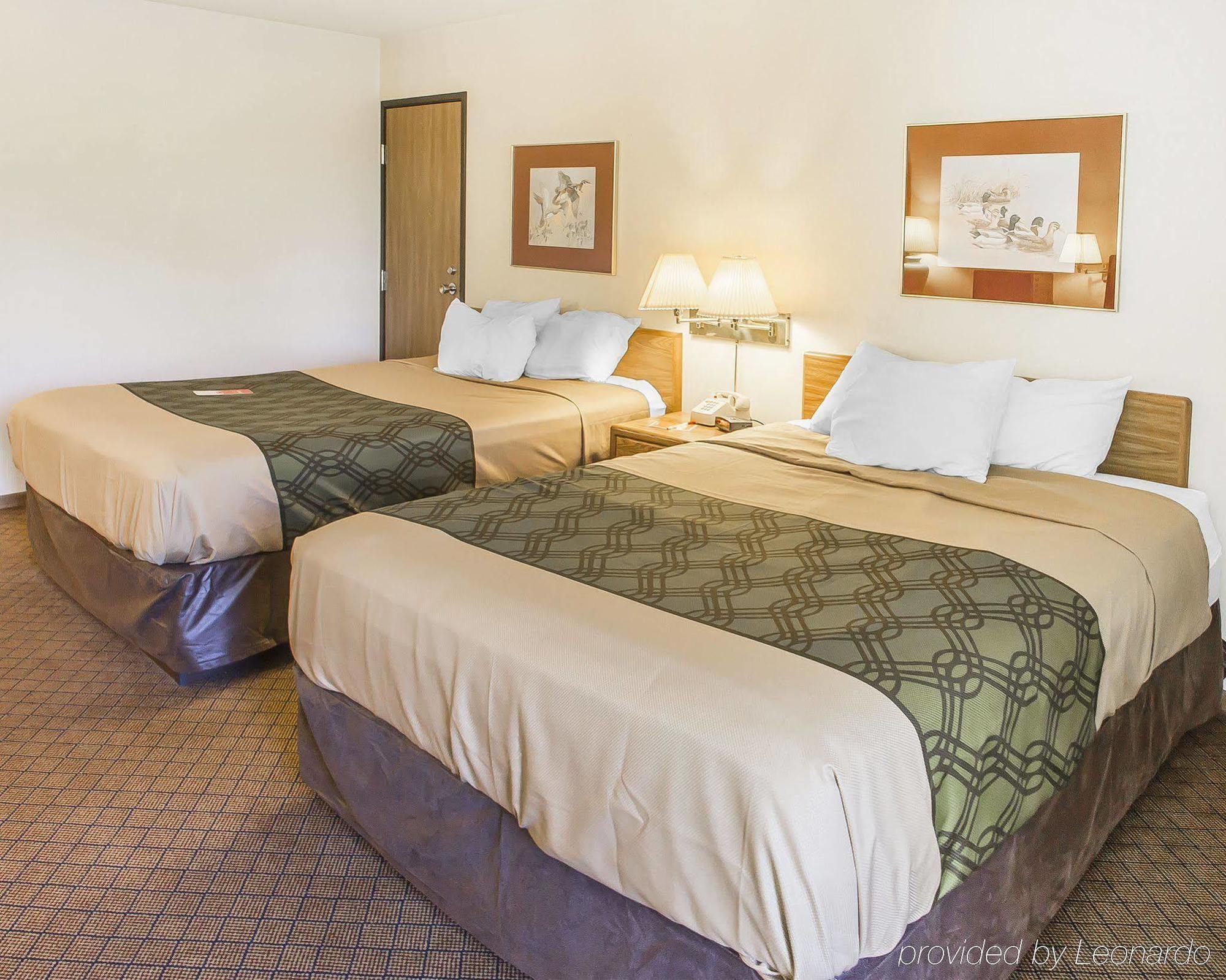 Econo Lodge Inn & Suites Меномони Экстерьер фото