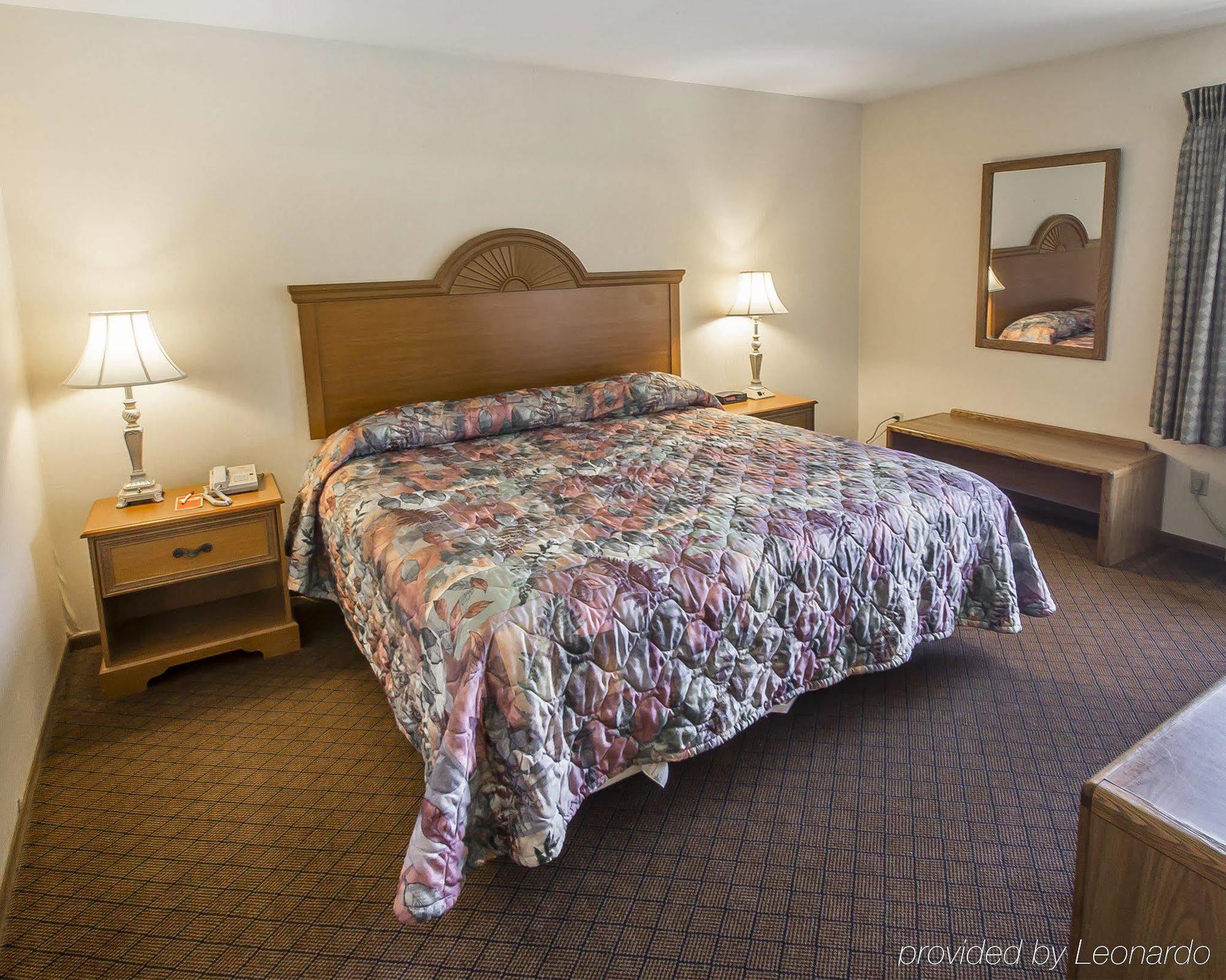 Econo Lodge Inn & Suites Меномони Экстерьер фото