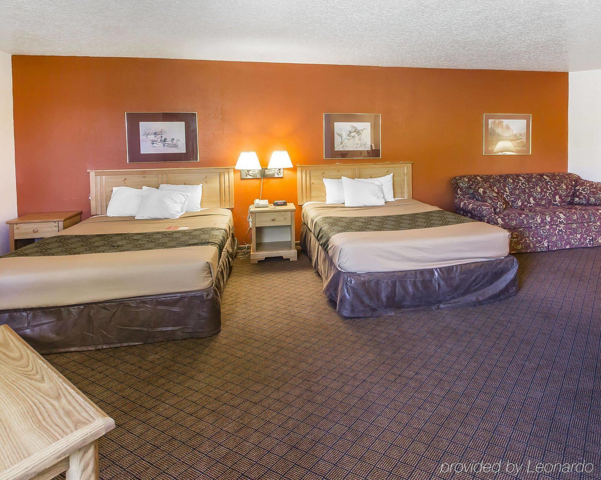 Econo Lodge Inn & Suites Меномони Экстерьер фото