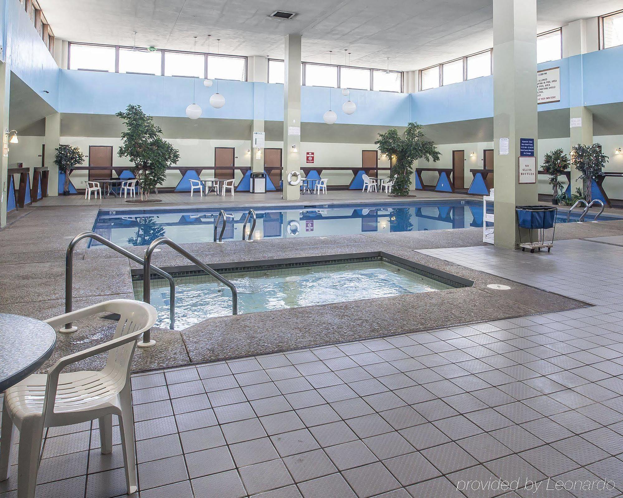 Econo Lodge Inn & Suites Меномони Экстерьер фото