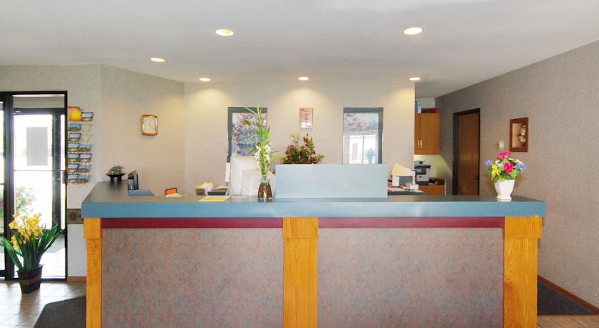 Econo Lodge Inn & Suites Меномони Экстерьер фото